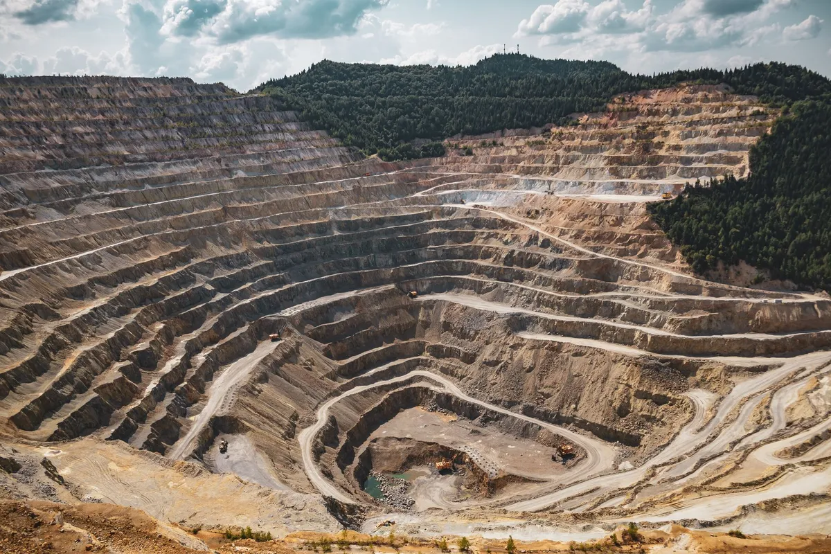 De la mine au lingot : comment l'or est extrait, traité et affiné