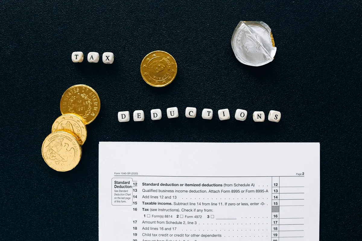 Revendre de l'or : taxe forfaitaire ou régime des plus-values ?